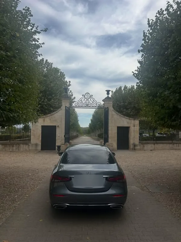 The château gates, before departure.